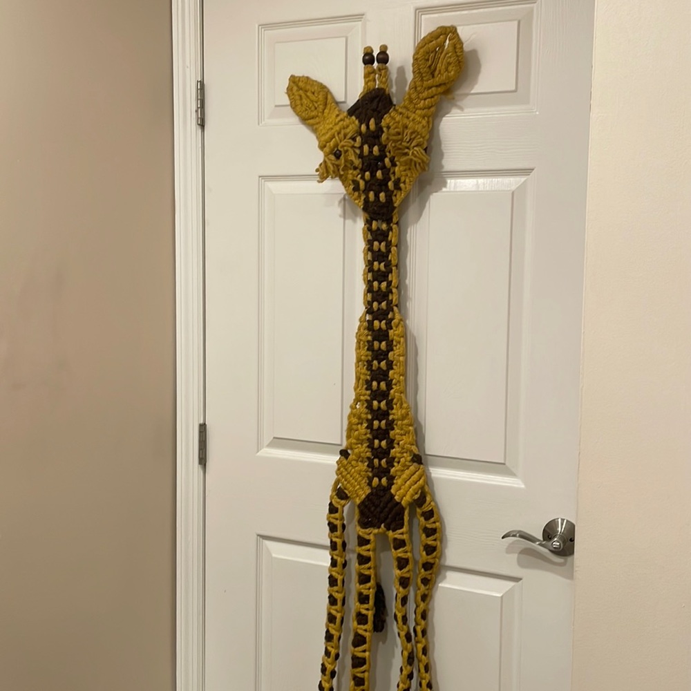 🦒 Vintage Macramé Giraffe Wall Hanging – 60” Tall